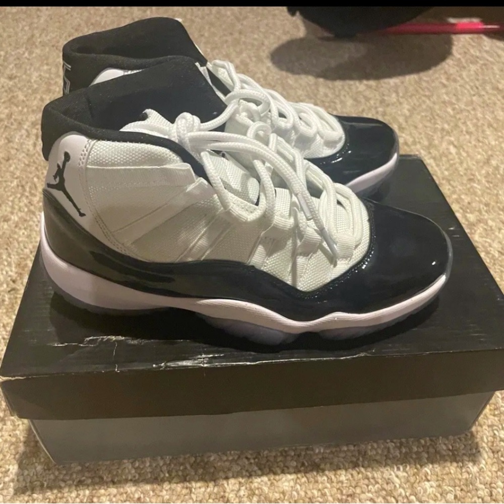 Jordan 11 Black/white
